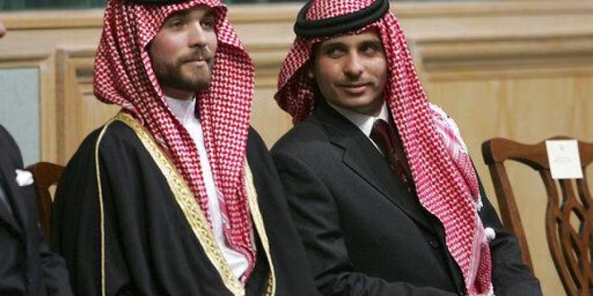 Pangeran Hamzah, Pangeran Yordania yang ditahan (kanan).