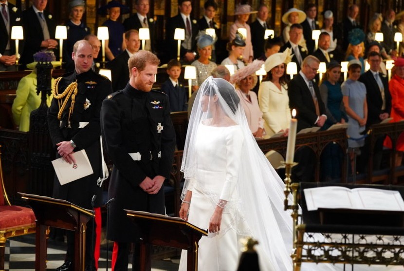 Pangeran Harry dan Meghan Markle sesaat sebelum mengikat janji suci di Kapel St George, Windsor, Inggris, (19/5).