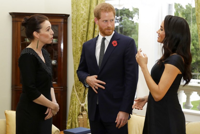 Pangeran Harry dari Inggris dan istrinya Meghan Markle bertemu Perdana Menteri Selandia Baru Jacinda Ardern (kiri) di Government House di Wellington, Selandia Baru, Ahad (28/10).