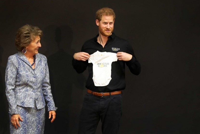 Pangeran Harry mendapat pakaian bayi dari Putri Margriet.