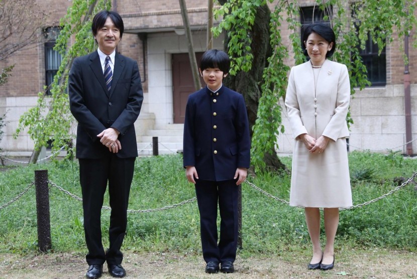 Pangeran Hisahito ditemani kedua orang tuanya Pangeran Akishino dan Putri Kiko berpose di sekolah menengah pertama Ochanomizu University di Tokyo, Jepang, 8 April 2019. 