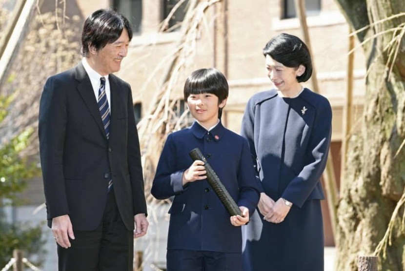 Pangeran Hisahito (tengah) dari Jepang bersama orang tuanya Pangeran Akishinodan Putri Kiko.
