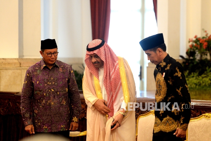 Pangeran Khalid bin Sultan bin Abdul Aziz Alu Suud (tengah) bersama Presiden Joko Widodo (kanan) didampingi Menag Lukman Hakim Saifuddin (kiri) saat silaturahim di Istana Negara, Jakarta, Kamis (4/5).