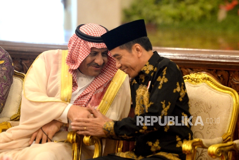 Pangeran Khalid bin Sultan bin Abdul Aziz Alu Suud berjabat tangan dengan Presiden Joko Widodo (kanan) usai memberikan sambutan saat acara silaturahim di Istana Negara, Jakarta, Kamis (4/5). 