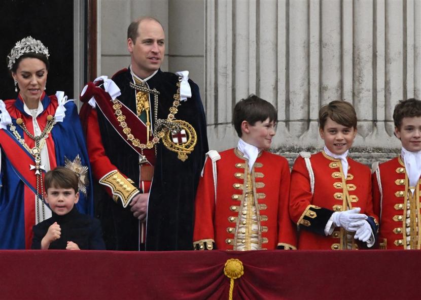 Pangeran Louis berdiri di depan ayah dan ibunya, Pangeran William dan Kate Middleton di balkon Istana Buckingham saat pemahkotaan Raja Charles III dan Ratu Camilla di London, Inggris, 6 Mei 2023.