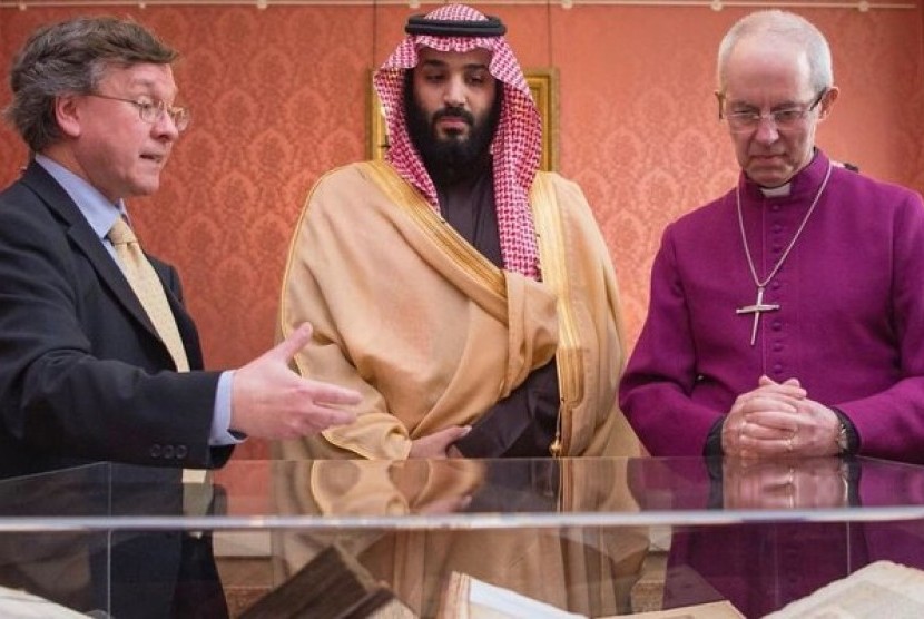 Pangeran Mohammed dan Uskup Agung melihat fragmen-fragmen manuskrip Alquran yang ditemukan di perpustakaan Universitas Birmingham (Foto: arab news.com)