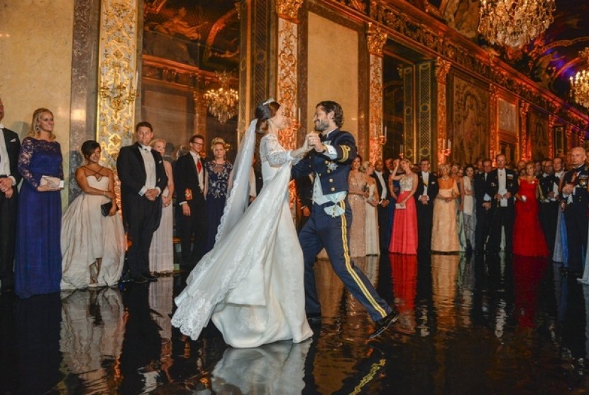 Pangeran Philip dan Sofia melakukan dansa pertamanya dalam pesta perkawinan mereka di Royal Palace Stockholm.