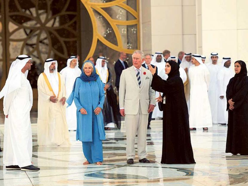Pangeran (saat itu) Charles bersama istrinya Camilla mengunjungi Masjid Shaikh Zayed di Uni Emirat Arab pada 2016. Kedekatan Raja Charles dengan Islam Tuai Pujian