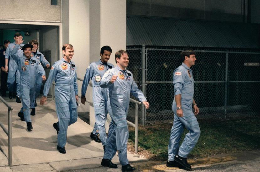 Pangeran Sultan bin Salman dari Arab Saudi (ketiga dari kanan) mendarat di runway 23 di Edwards Air Force Base, Kalifornia pada 24 Juni 1985. Pangeran Sultan bin Salman menjadi astronaut Muslim pertama dan satu-satunya orang yang membaca Alquran di angkasa.