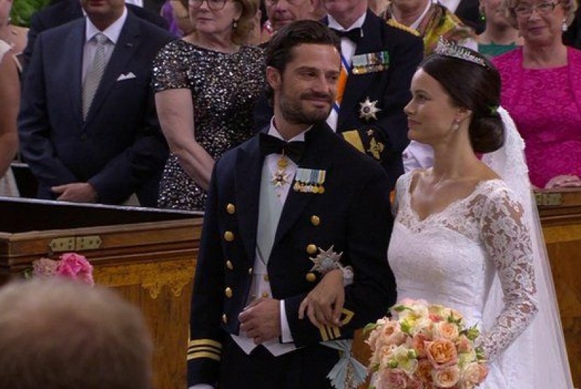 Pangeran Swedia Carl Philip dan Sofia Hellqvist hari pernikahan mereka, Sabtu (13/6).
