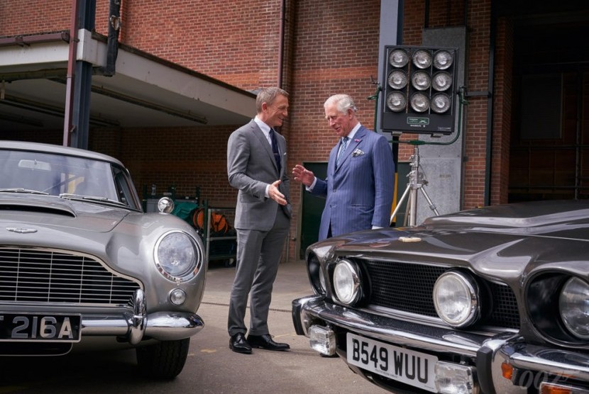 Pangeran Wales mengunjungi Studio Pinewood tempat lokasi syuting James Bond dan bertemu Daniel Craig, (20/6).
