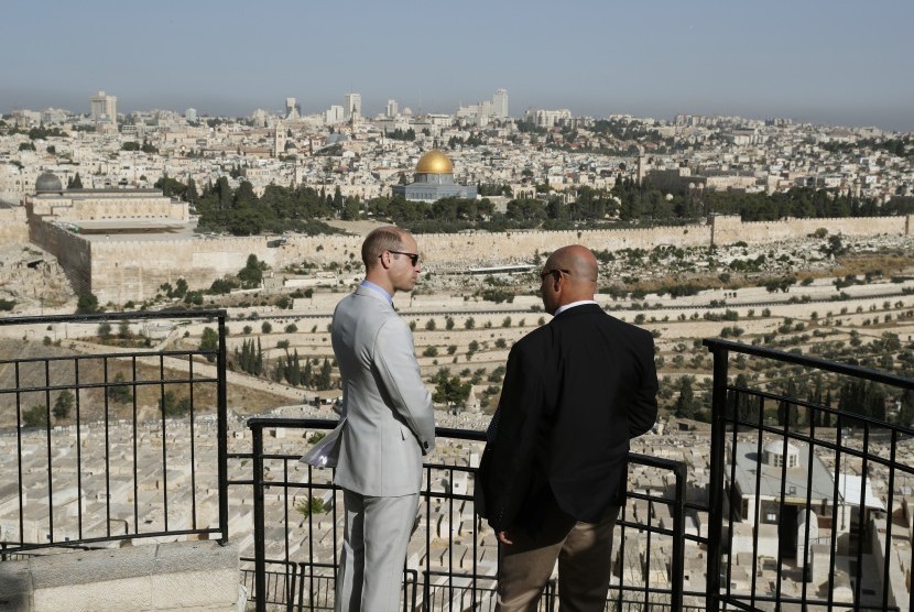 Pangeran Wiliam (kiri) berbincang dengan Konsul Jenderal Inggris untuk Yerusalem Phillip Hall di Bukit Zaitun, Yerusalem, sembari menikmati pemandangan Kota Tua dengan latar kubah emas dari masjid Dome of the Rock, Kamis (28/6).