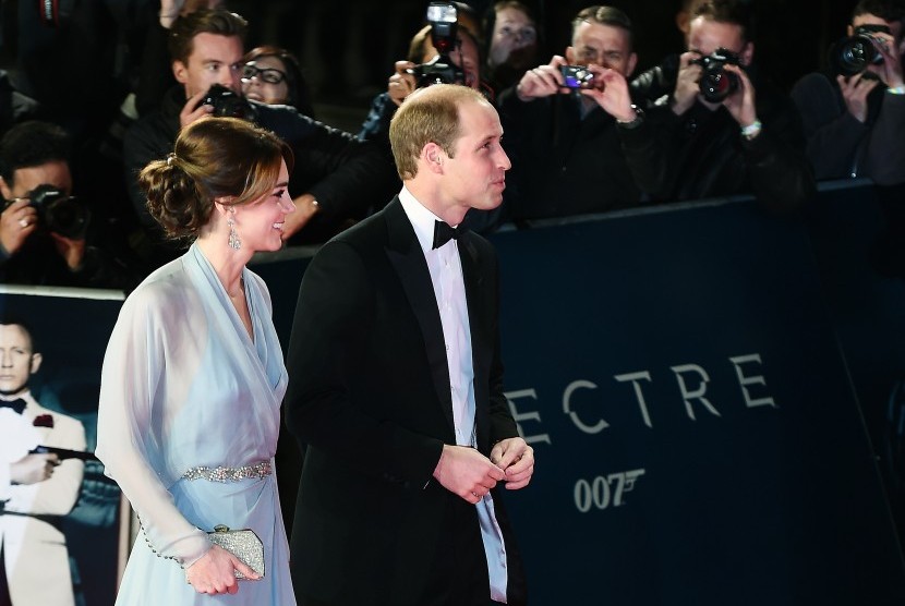 Pangeran William dan Duchess of Cambridge Kate Middleton saat menghadiri penayangan perdana Spectre di Royal Albert Hall.