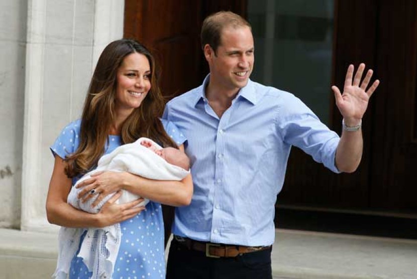  Pangeran William dan istrinya, Kate Middleton bersama bayi mereka yang baru lahir.