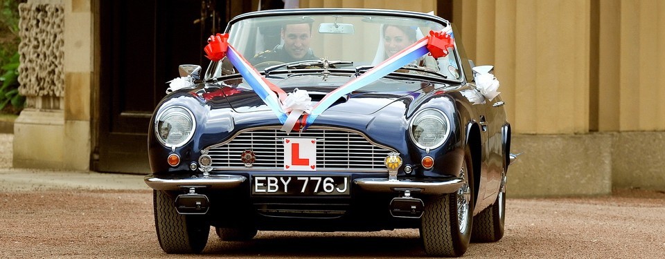 Pangeran William dan Kate Middleton mengendarai Aston Martin Volante keluar dari Istana Buckingham