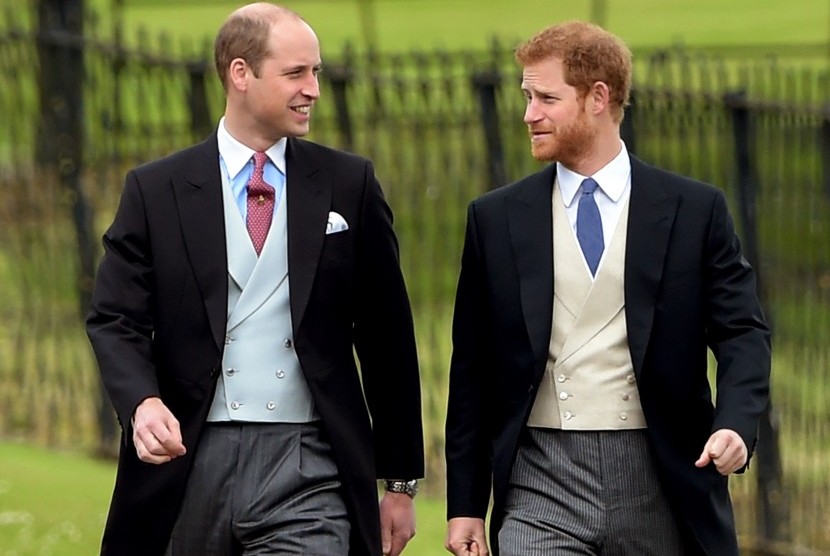 Pangeran William dan Pangeran Harry saat menghadiri perkawinan Pippa Middleton, (20/5), di London.