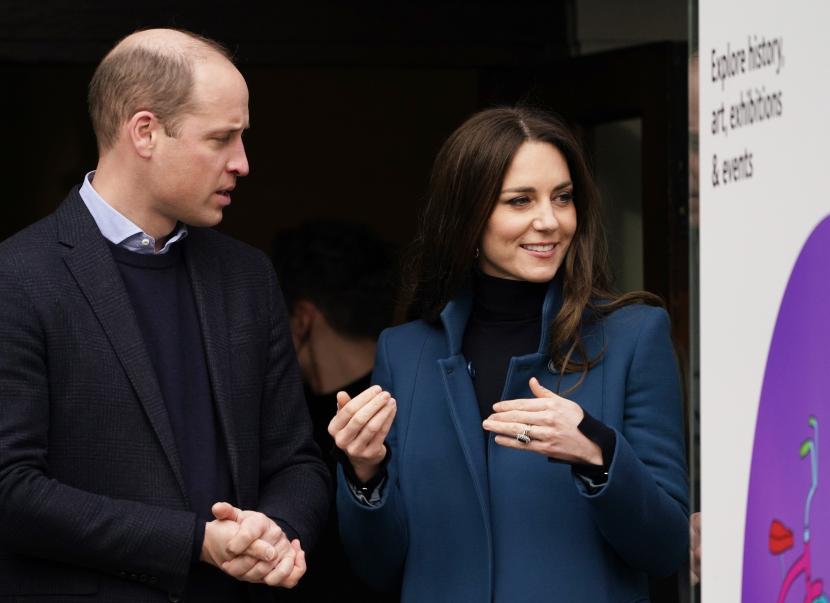 Pangeran William dari Inggris dan istrinya Kate Middleton. Didampingi oleh presenter senior, Prince and Princess of Wales membawakan program radio BBC Newsbeat dalam memperingati Hari Kesehatan Mental Sedunia.