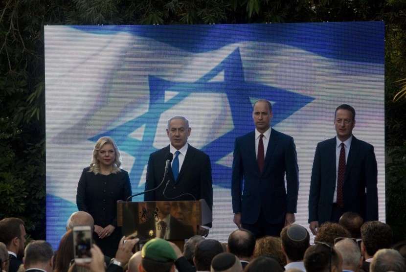 Pangeran William dari Inggris (tengah) berdiri bersama Perdana Menteri Israel Benjamin Netanyahu, istrinya Sara Netanyahu dan Duta Besar Inggris untuk Israel David Quarrey saat resepsi di kediaman Duta Besar Inggris di Ramat Gan, Selasa (26/6).