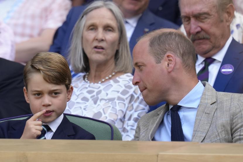 Pangeran William (kanan) dan anak sulungnya Pangeran George menonton pertandingan final turnamen tenis Wimbledon di London, Inggris, Ahad, 10 Juli 2022.