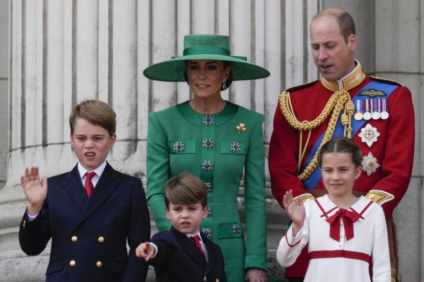 Pangeran William (kanan), Kate Middleton (tengah), Putri Charlotte (kanan bawah), Pangeran George (kiri), dan Pangeran Louis menyapa publik dari balkon Istana Buckingham seusai acara parade Trooping The Colour di London, Sabtu (17/6/2023). Trooping the Colour adalah parade ulang tahun Raja Charles III.