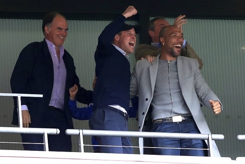 Pangeran William (kedua kiri) bersama mantan pesebakbola John Carew saat menyaksikan pertandingan Aston Villa vs Derby County di Stadion Wembley.
