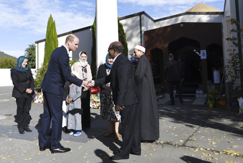 Pangeran William (kedua kiri) dengan ditemani Perdana Menteri Selandia Baru Jacinda Ardern (tengah) berkunjung ke Masjid Al Noor di Christchurch, Selandia Baru, Jumat (26/4).