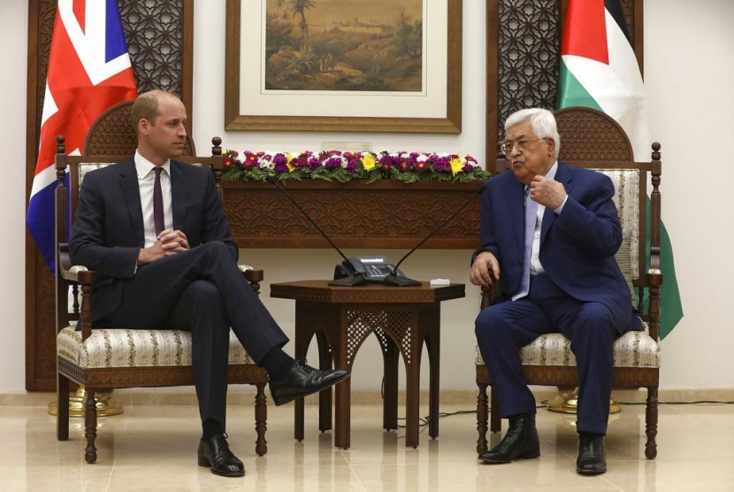 Pangeran William (kiri) berbincang dengan Presiden Palestina Mahmoud Abbas di Ramallah, Tepi Barat, Rabu (27/6).