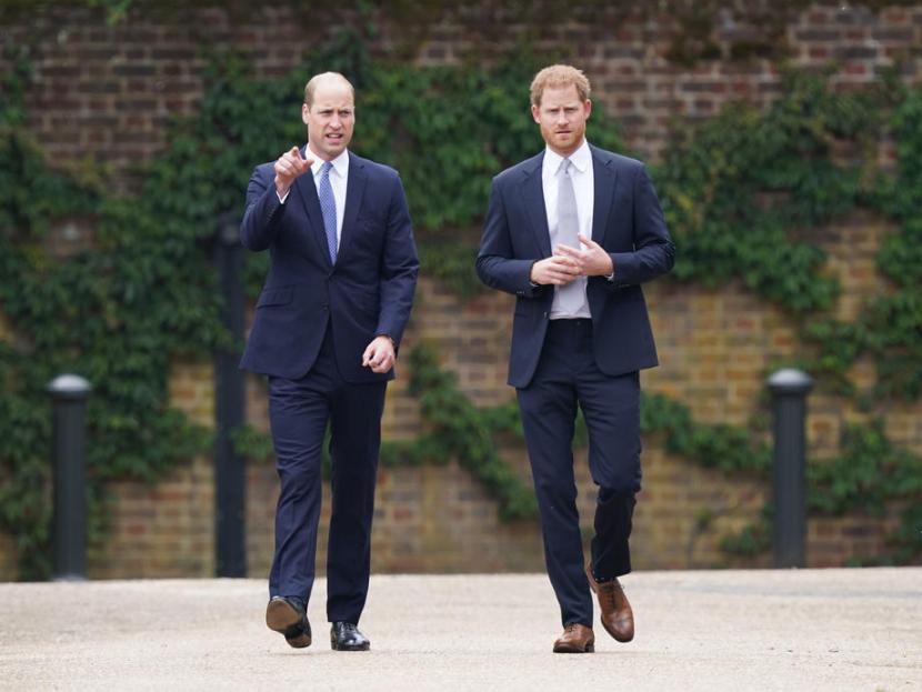 Pangeran William (kiri) dan Pangeran Harry bertemu untuk meresmikan patung ibunya, Putri Diana, di Sunken Garden di Kensington Palace, London, Inggris, pada Kamis (1/7).