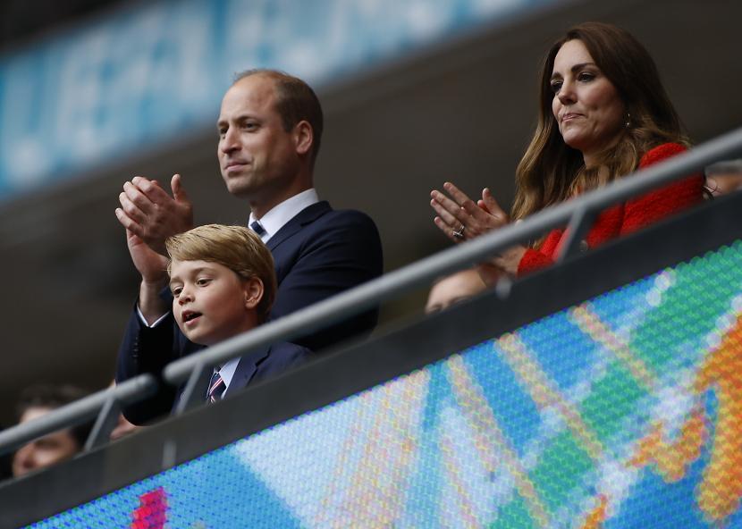 Pangeran William (kiri), Kate Middleton (kanan), Duchess of Cambridge, dan Pangeran George bertepuk tangan di tribun penonton setelah pertandingan sepak bola Euro 2020.