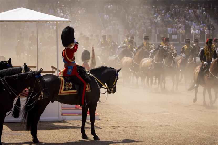 Pangeran William memimpin Colonels Review acara Horse Guards Parade di London, Inggris, 10 Juni 2023. Colonels Review merupakan gladi bersih Household Division sebelum upacara militer Trooping the Colour military digelar untuk merayakan hari lahir Raja Charles III pada 17 Juni.
