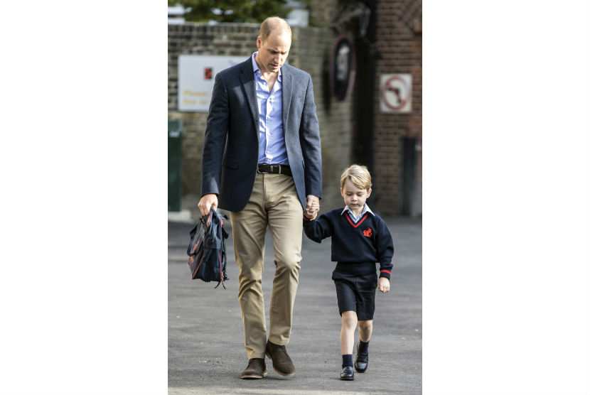 Pangeran William menggandeng tangan putranya Pangeran George di hari pertama sekolah, Kamis (7/9).