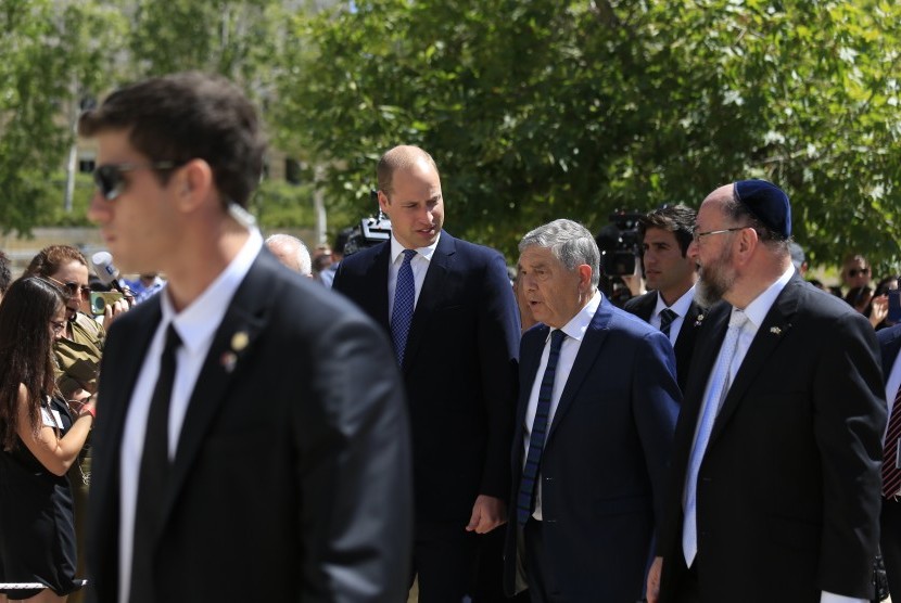  Pangeran William (tengah) tiba di monumen Yad Vashem Holocaust di Yerusalem, Selasa (26/6). 