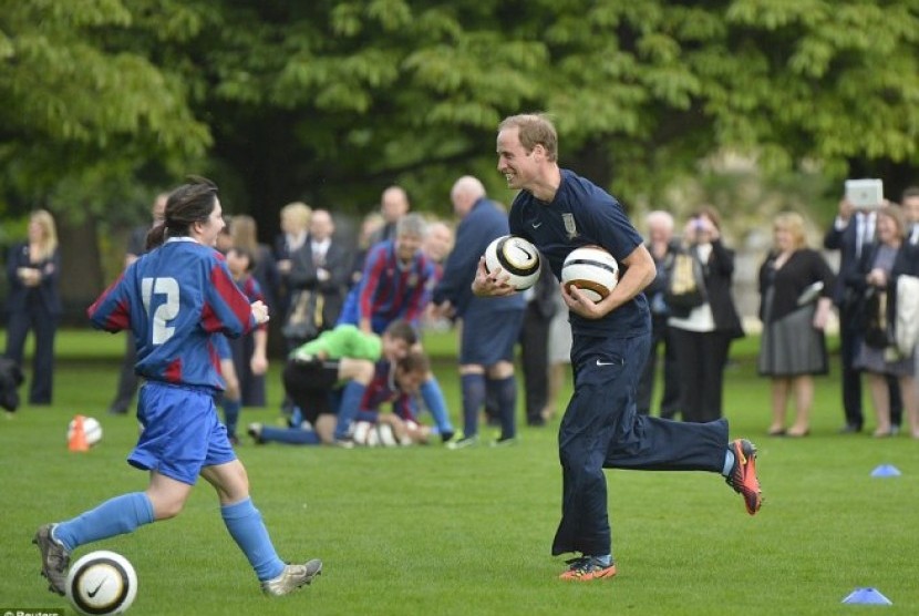 Pangeran William terlihat memakai sepatu Nike pemberian Wayne Rooney dalam laga eksibisi di Istana Buckingham