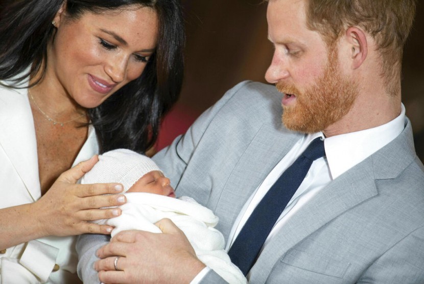 Pangerran Harry dan Meghan Markle saat menunjukkan bayinya ke publik untuk pertama kalinya, Rabu (8/5/2019).
