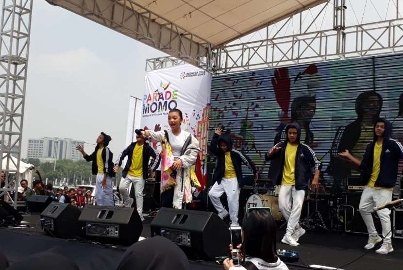 Panggung hiburan Parade Momo di Lapangan Monas, Jakarta, Ahad (23/9), menampilkan penyanyi cilik Naura. 