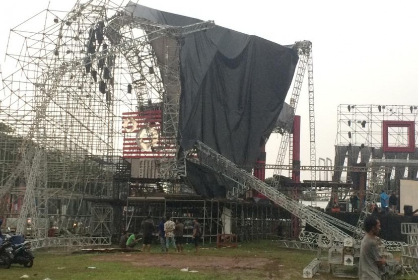 Panggung hiburan roboh akibat hujan di Lapangan Sunbrust, Serpong, Tangsel, Selasa (11/12). 