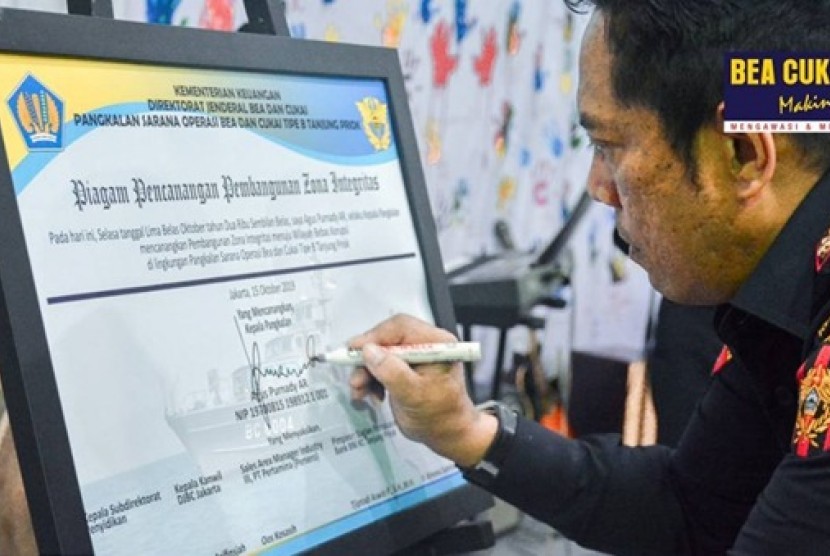 Pangkalan sarana operasi (Pangsarop) Bea Cukai Tanjung Priok melaksanakan kegiatan pencanangan zona integritas (ZI) menuju wilayah bebas korupsi (WBK), Selasa (15/10).