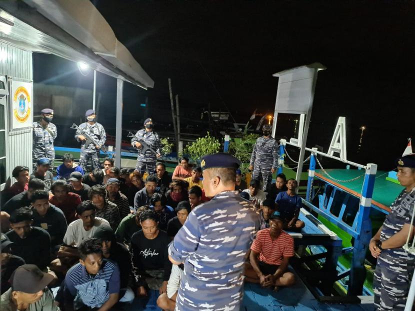 Pangkalan TNI AL (Lanal) Balikpapan menangkap 47 anak buah kapal (ABK) dan delapan kapal motor (klotok) yang mencuri batu bara di wilayah Muara Kembang Buoy 17 Samarinda, Kalimantan Timur, Senin (17/1). Mereka diamankan saat sedang beraksi memindahkan batu bara dari tongkang ke kapal motor.