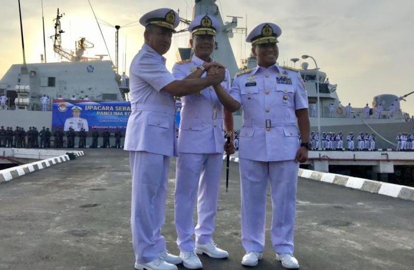 Pangkoarmada RI Laksdya Denih Hendrata (tengah), Pangkoarmada I Laksda Yoos Suryono (kiri) dan Laksda Achmad Wibisono (kanan) usai sertijab di Dermaga Pondok Dayung TNI AL, Jakarta Utara, Senin (25/4/2024). 