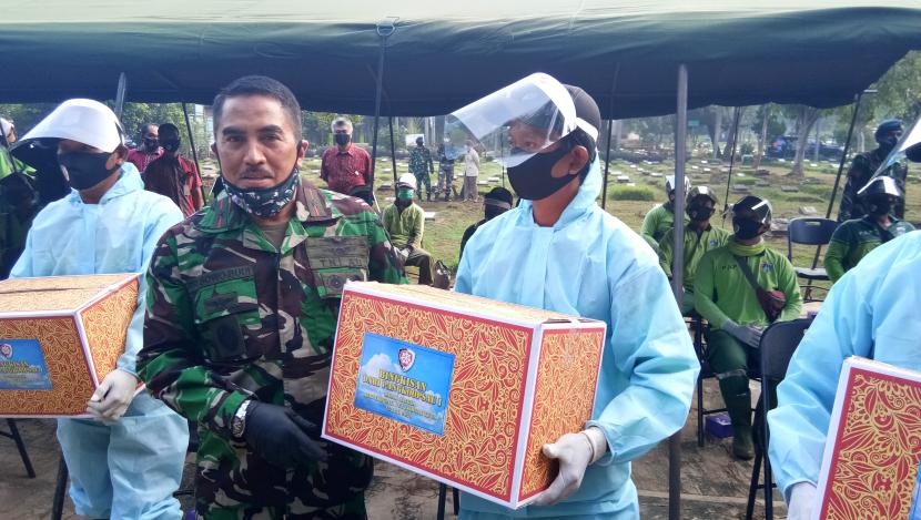 Pangkoopsau I Marsma Tri Bowo Budi Santoso memberi bantuan petugas pemakaman TPU Pondok Ranggon, Jaktim, Kamis (11/6).