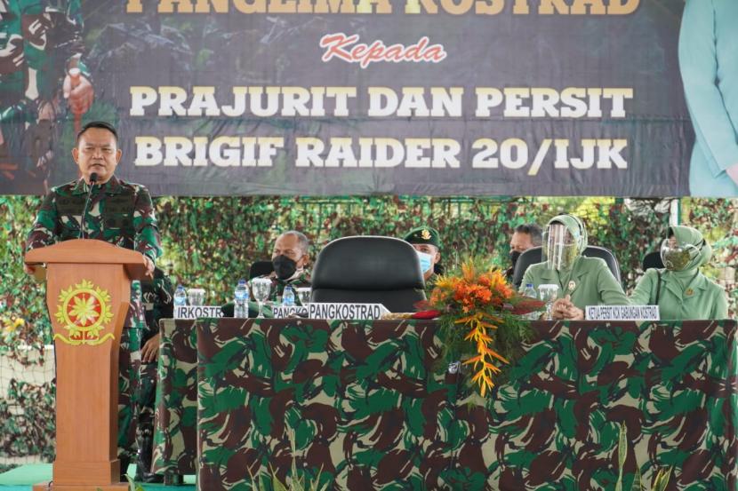 Pangkostrad Letjen Dudung Abdurachman di Markas Brigif Raider 20 Kostrad, Timika, Kabupaten Mimika, Papua, Selasa (6/7)