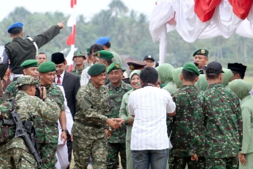  Pangkostrad Letjen Gatot Nurmantyo disambut anggota TNI dan warga setibanya di Kecamatan Seunudon, Aceh Utara, Aceh, Sabtu (17/8).