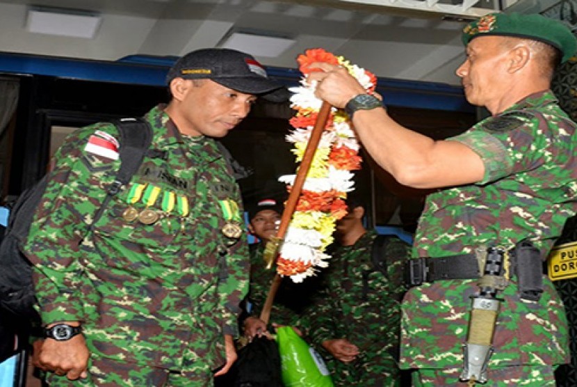 Pangkostrad Letjen Mulyono menyambut kedatangan tim petembak TNI AD.