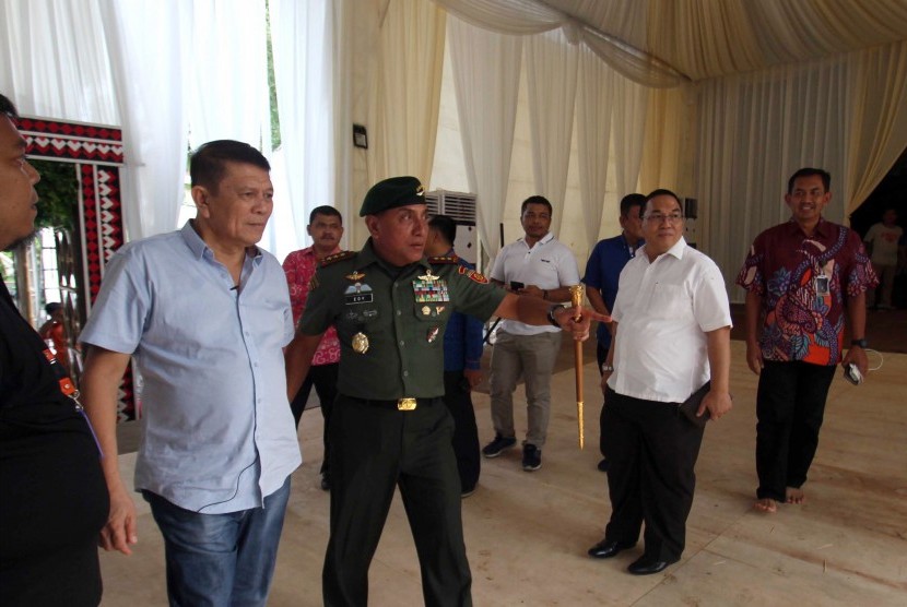 Pangkostrad Letjen TNI Edy Rahmayadi (kedua kiri) didampingi pihak keluarga Bobby Nasution, Harry Lotung Siregar (kiri) meninjau lokasi resepsi pernikahan Kahiyang Ayu dan Bobby Nasution, di Medan, Sumatra Utara, Rabu (22/11).