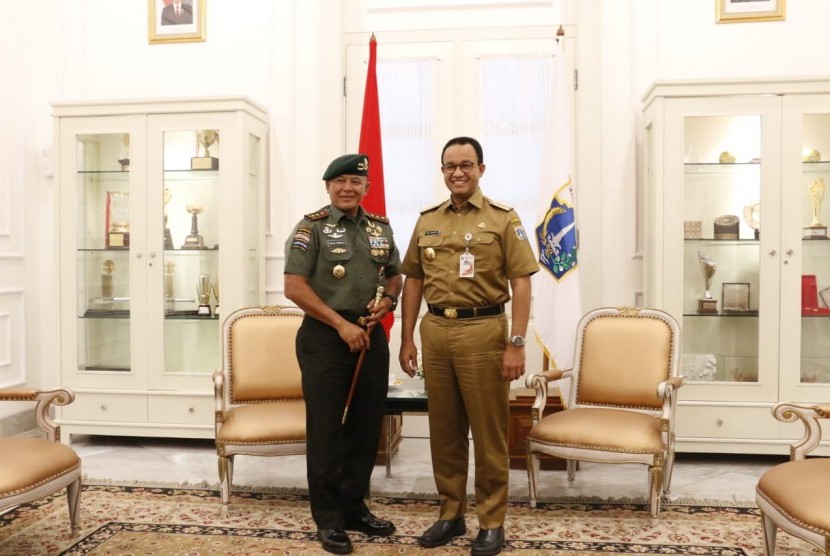 Pangkostrad Letnan Jenderal TNI Besar Harto Karyawan melakukan kunjungan ke Balai Kota DKI Jakarta, dan bertemu dengan Gubernur DKI Jakarta Anies Rasyid Baswedan, pada Selasa (12/2). 