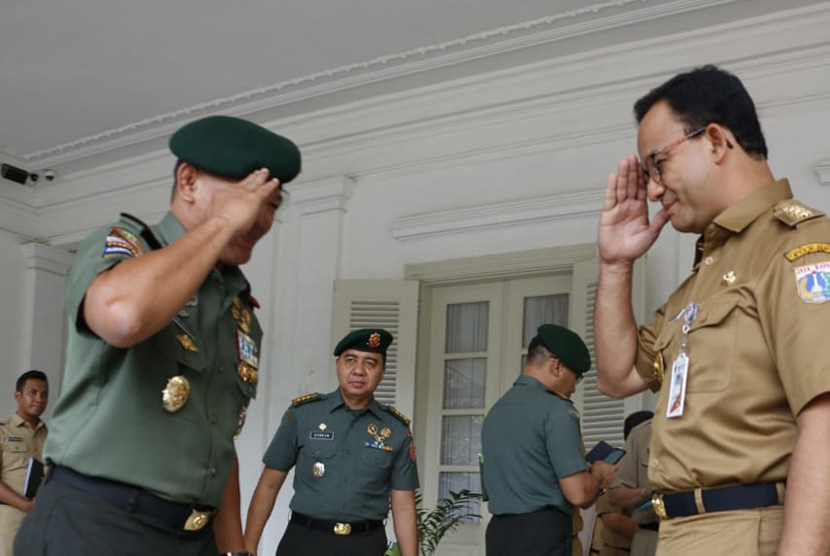 Gubernur DKI Jakarta Anies Rasyid Baswedan (kanan) memberi hormat kepada Pangkostrad Letjen Besar Harto Karyawan di Balai Kota DKI.