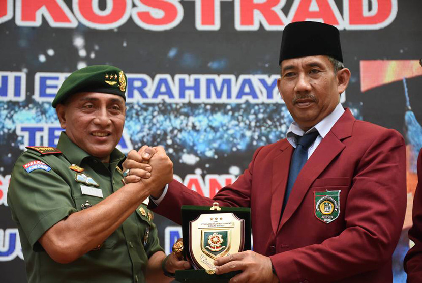  Pangkostrad Letnan Jenderal TNI Edy Rahmayadi memberikan kuliah umum di Kampus Universitas Islam Sumatera Utara (UISU), Medan. Sabtu (22/4).
