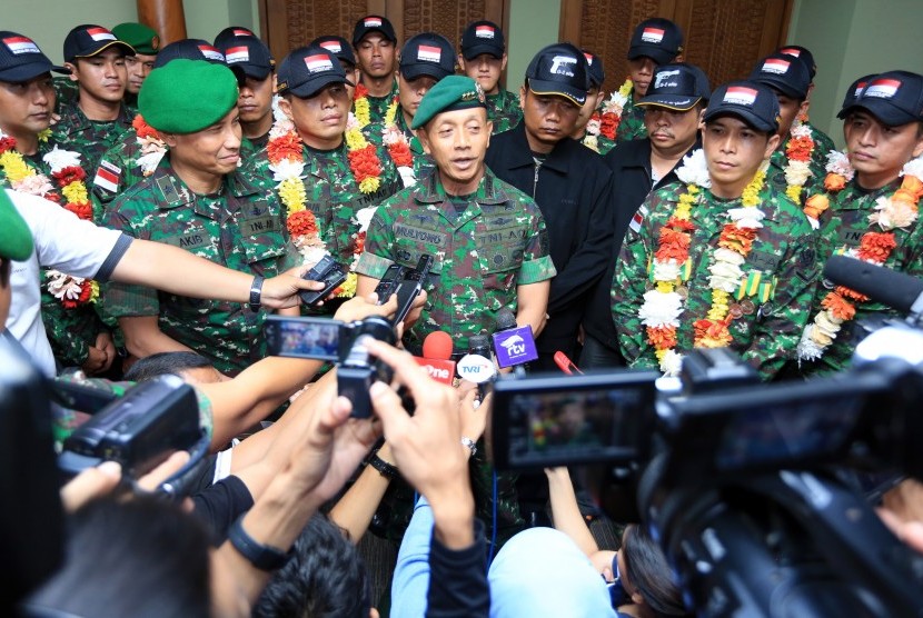 Pangkostrad Letnan Jenderal TNI Mulyono (Tengah) didampingi 14 prajurit peserta lomba menembak memberikan keterangan kepada wartawan terkait Indonesia menjadi Juara Umum di kejuaraan menembak tahunan Australian Army Skill at Arms Meeting (AASAM) yang berla