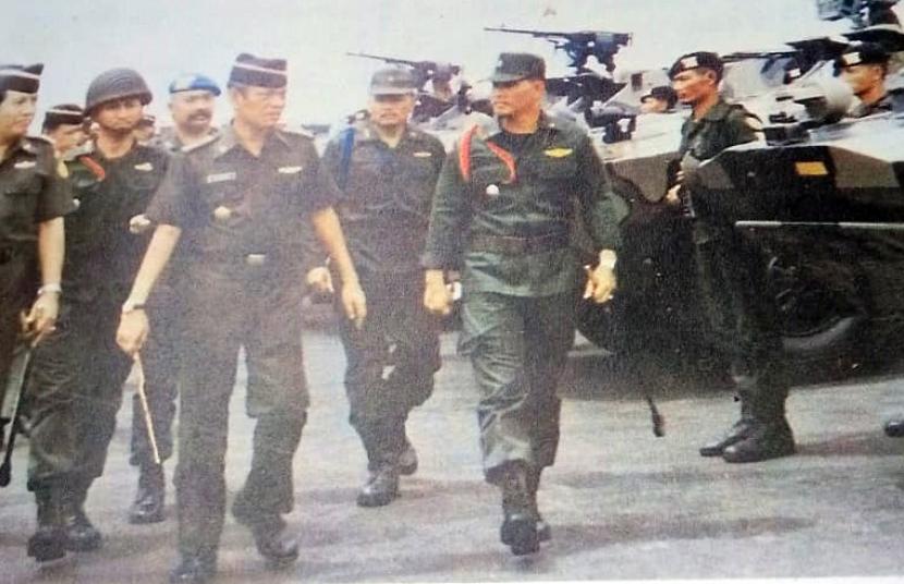 Panglima ABRI Jenderal M Yusuf bersama Pangdam Sriwijaya Brigjen Try Sutrisno.