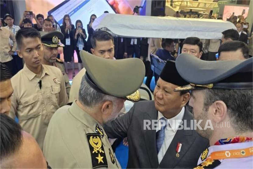 Panglima Angkatan Darat (AD) Iran Brigadir Jenderal Kioumars Heidari bertemu dan berbincang dengan Presiden RI Prabowo Subianto di sela pembukaan Indo Defense Expo & Forum 2025 di JIExpo, Kemayoran, Jakarta Pusat, Rabu (11/6/2025). 